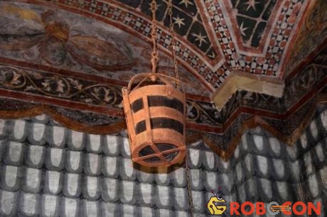 Chiếc thùng vẫn được lưu giữ nó trong tầng hầm của tháp chuông Torre della Ghirlandina