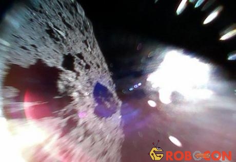 Bề mặt Ryugu (trái) và ánh sáng Mặt Trời (phải) do Rover 1A chụp hôm 22/9