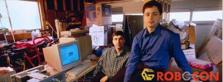 Hai nhà đồng sáng lập Larry Page (trái) và Sergey Brin bên trong garage nơi Google được ra đời.