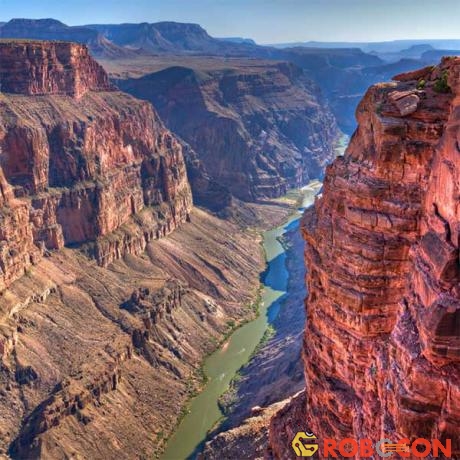 Đoạn sông Colorado chảy qua hẻm Grand Canyon.