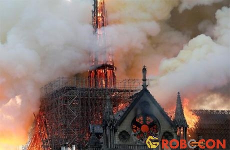 Nhà thờ Đức Bà Paris chìm trong hỏa hoạn.