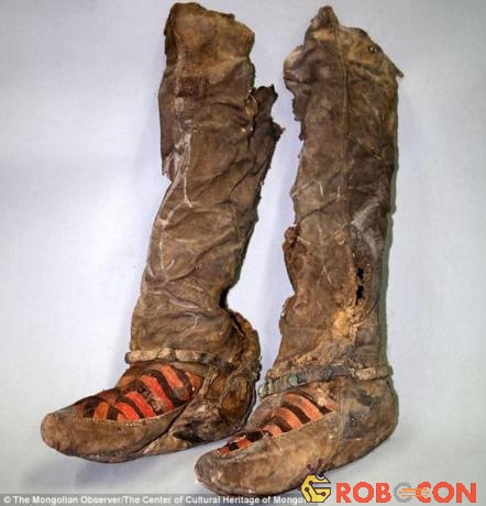 Đôi giày của người phụ nữ Mông Cổ sau khi được làm sạch và phục dựng. 
