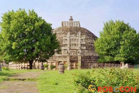 Bảo tháp Phật Giáo tại Sanchi do Ashoka Đại Đế xây dựng vẫn còn tồn tại đến ngày nay.