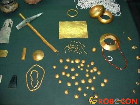 Các đồ vật bằng vàng được tìm thấy trong nghĩa địa.