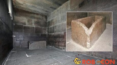 Phòng chôn cất và quan tài đá trong Kim tự tháp Khufu bị cho là quá đơn giản.