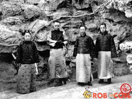 Đoan Khang Thái phi (trái) chụp ảnh cùng Phổ Nghi (thứ 2 từ trái sang) và một số người khác.