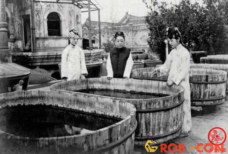 Đoan Khang Thái phi và hai người cháu gái đang xem cá ở Diên Hi cung.