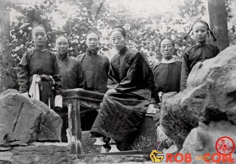 Sau khi Hoàng đế Quang Tự băng hà, Long Dụ Hoàng hậu (giữa) được tôn làm Hoàng thái hậu.