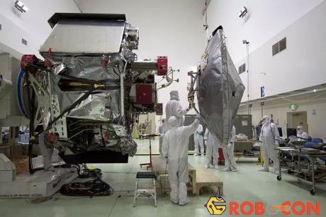 Các kỹ sư đang gắn ăng-ten cho tàu thăm dò Juno.