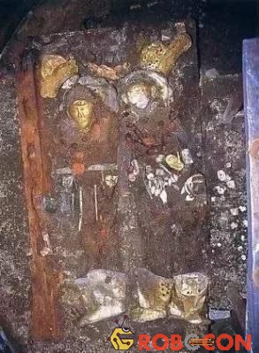 Hai thi thể đeo mặt nạ vàng tìm thấy trong lăng mộ.
