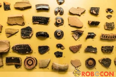Những mảnh vỡ của miếng gốm ostraka từ thế kỷ V trước Công nguyên ở Athens, Hy Lạp.