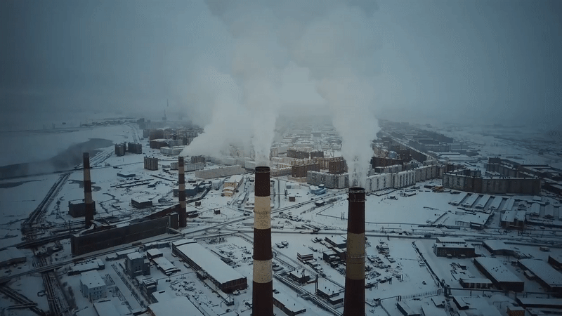 Bên trên bầu trời Norilsk một ngày mùa đông.