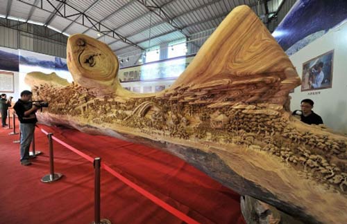 Kinh ngạc bức tranh trên gỗ dài 12m đạt kỷ lục Guinness