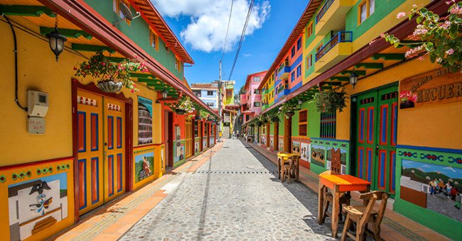 Mê mẩn với kiến trúc tuyệt đẹp của thị trấn nhiều màu sắc nhất thế giới