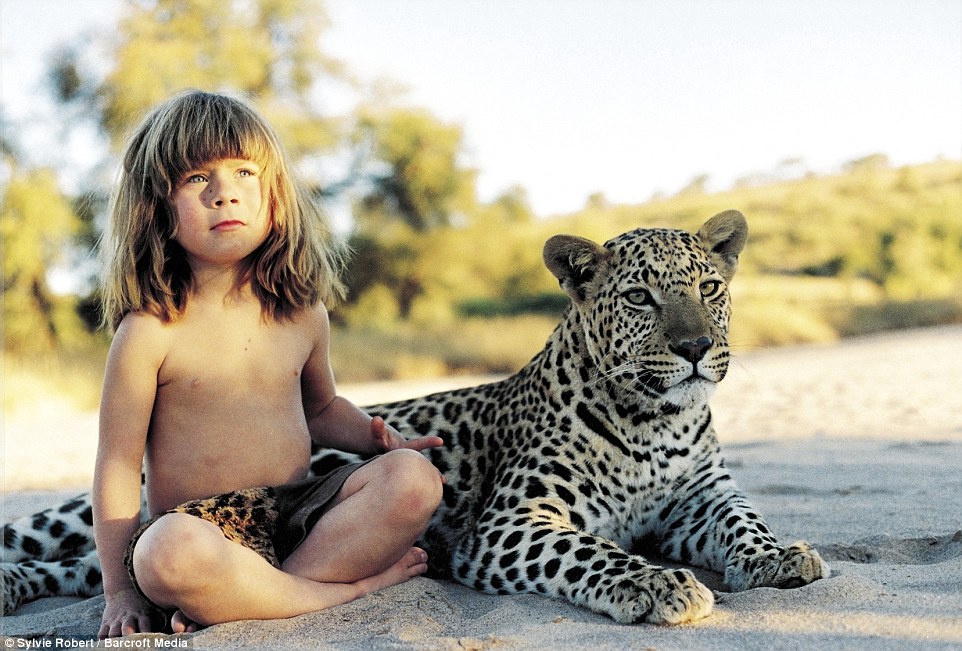 Bộ ảnh về bé gái Tây sống với báo đốm, voi, rắn ở Châu Phi trong suốt 10 năm