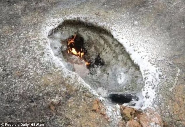Trung Quốc bị vật thể lạ ngoài Trái Đất rơi tạo ra hố lớn có lửa