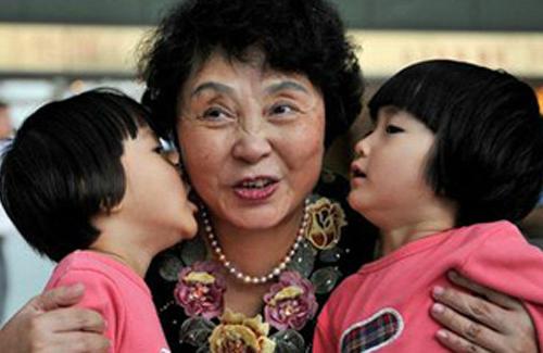 Bà mẹ già nhất thế giới sinh đôi ở tuổi 60 nhờ thụ tinh trong ống nghiệm