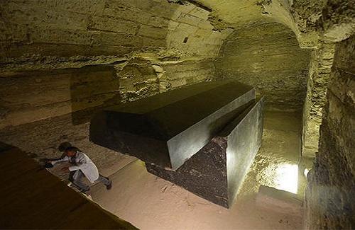 24 cỗ quan tài màu đen nặng gần 100 tấn gần kim tự tháp Ai Cập