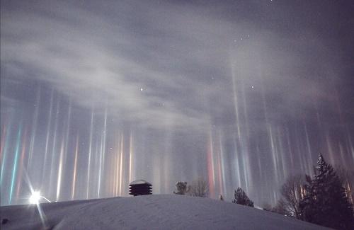 Lý giải những cột sáng bí ẩn xuất hiện trên vùng trời ở Canada