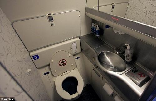 Tại sao diện tích nhà vệ sinh trên máy bay ngày càng bị thu nhỏ?