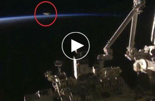 Cảnh tượng UFO bay vọt qua trạm Vũ trụ Quốc tế ISS