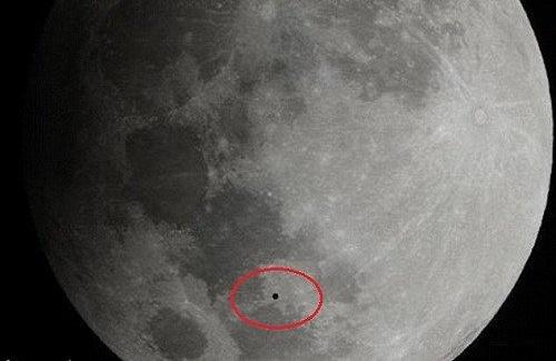 Vật thể bí ẩn bay ngang qua Mặt Trăng giữa nguyệt thực