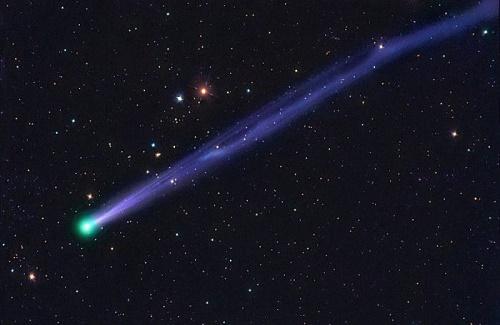 Hình ảnh sao chổi 45P phát ánh sáng xanh huyền ảo trên bầu trời