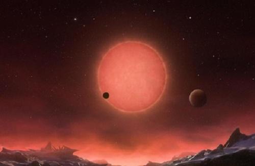 Mặt trời khổng lồ màu hồng trên 7 hành tinh giống Trái Đất