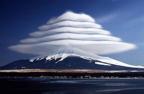 Những đám mây thấu kính khiến nhiều người hiểu lầm là UFO