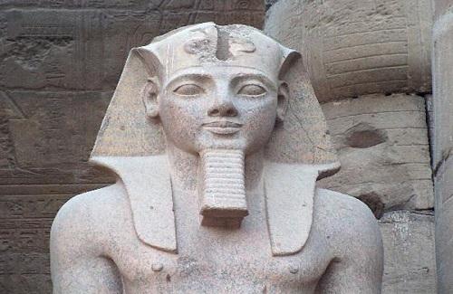 Tìm thấy hai bức tượng Pharaoh có niên đại hơn 3.000 năm