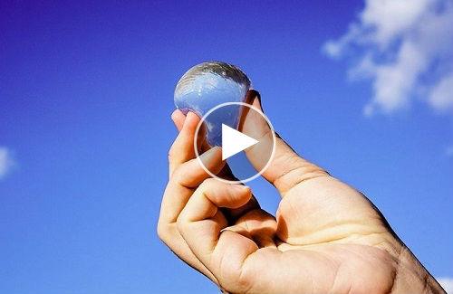 Phát minh bong bóng chứa nước có thể ăn được và phân hủy nhanh