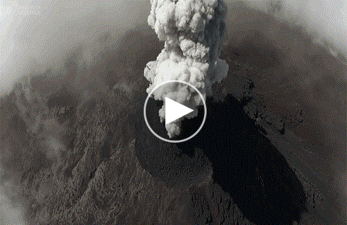 Ngắm cảnh tượng núi lửa phun trào tuyệt đẹp được ghi lại nhờ drone