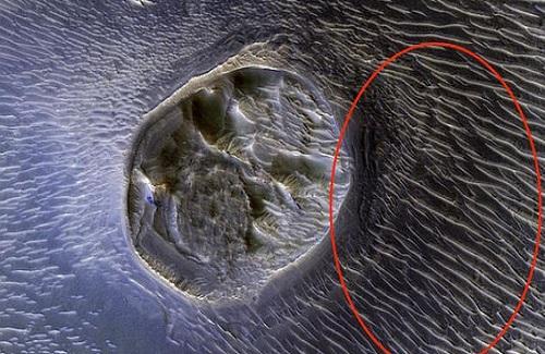NASA công bố hình ảnh miệng núi lửa kỳ lạ nhất trên sao Hỏa
