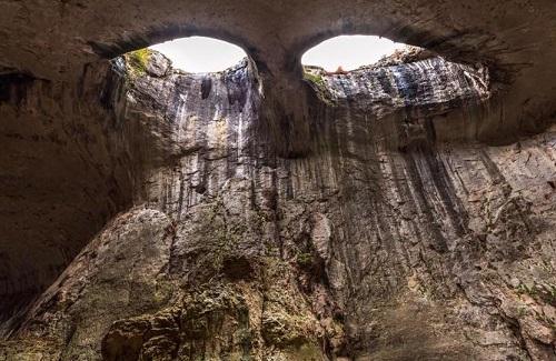 Bí ẩn "đôi mắt thần" kỳ lạ xuất hiện ở hang động Prohodna