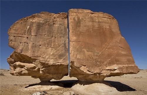Bí ẩn về tảng đá bị chẻ đôi 1 cách hoàn hảo ở Ả Rập Xê Út