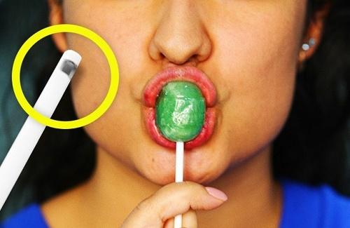 Bạn có biết chiếc lỗ nhỏ trên que kẹo dùng để làm gì không?