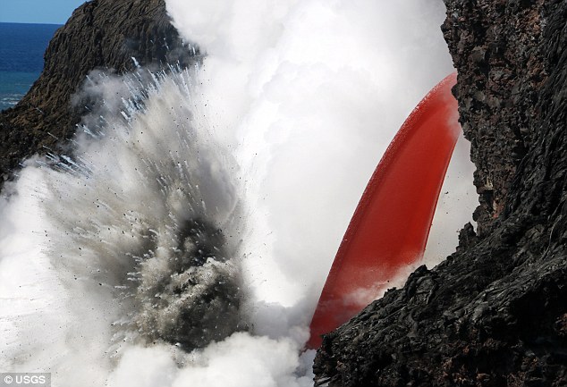 Video: Dòng dung nham núi lửa nổ tung khi trút xuống biển