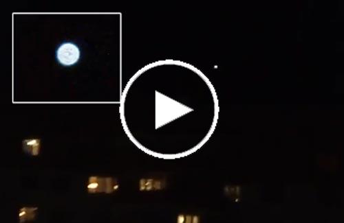 UFO bí ẩn quần liệng trên bầu trời Nga khiến người dân kinh ngạc