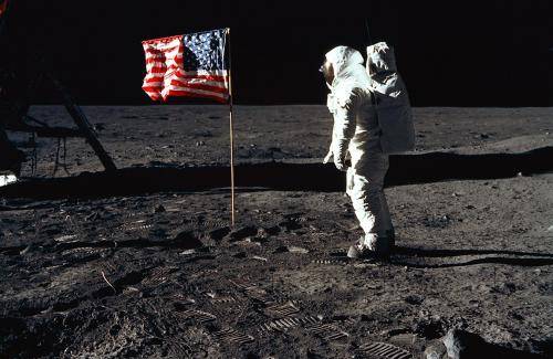 4 triệu USD cho chiếc túi chứa đất mặt trăng của phi hành gia Neil Armstrong