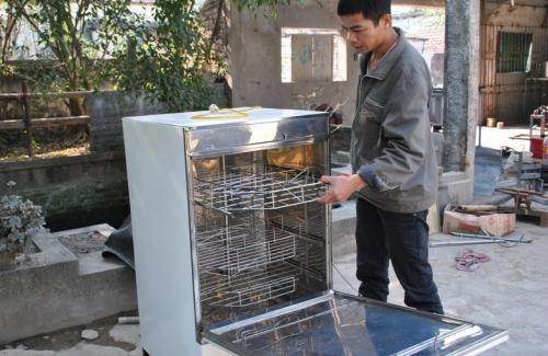 Kỹ sư làng chế tạo máy rửa bát công nghiệp thông minh