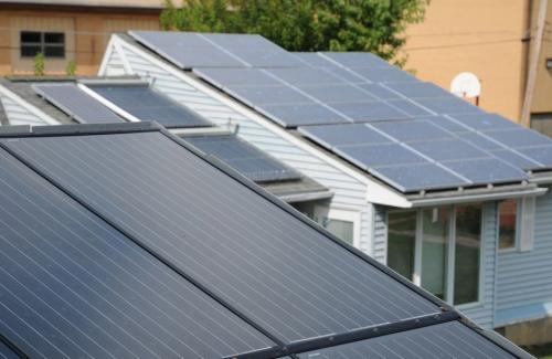 Mái ngói năng lượng mặt trời của Tesla rẻ hơn mái ngói thường, bảo hành vĩnh viễn