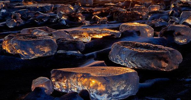 Hiện tượng hiếm gặp: Hàng ngàn "viên đá quý" trải khắp bờ sông ở Nhật