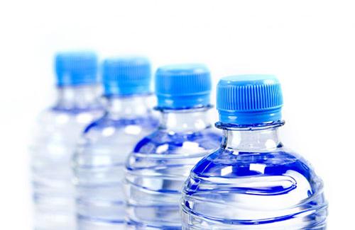 2 bí mật về chai nhựa đựng nước mà nhiều người sẽ ước rằng "thà mình không biết"