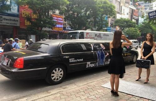 Dùng limousine đưa đón khách đến nhận Note 8 cực chất