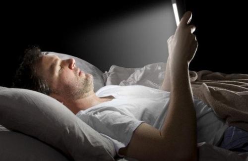 Ảnh hưởng xấu của ánh sáng điện thoại thông minh tới cơ thể của bạn