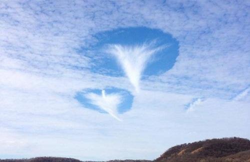 Video cảnh tượng lỗ mây giống hai chiếc đĩa bay trên bầu trời Anh