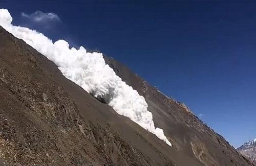Lở tuyết trên đỉnh núi cao hơn 7.400 mét ở Pakistan