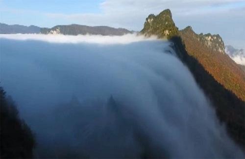 Cảnh tượng thác mây tràn xuống rừng thu ở Trung Quốc