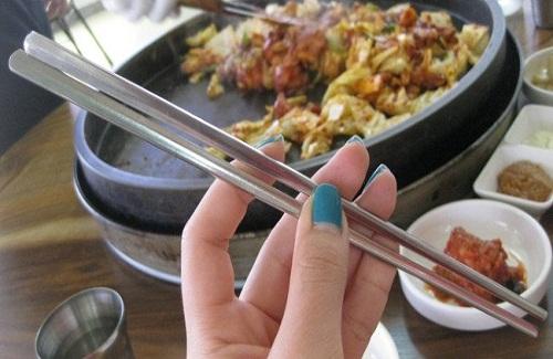 Vì sao người Hàn lại dùng chiếc đũa kim loại nặng gắp thức ăn