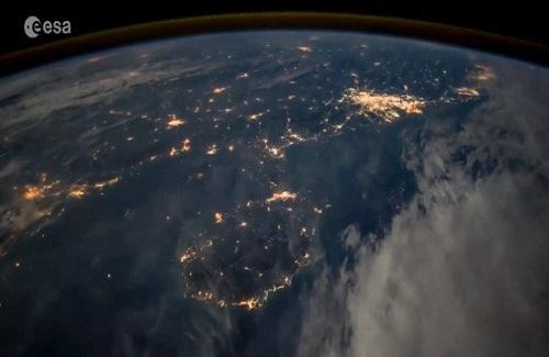 Cảnh đêm ở thành phố Hồ Chí Minh nhìn từ vũ trụ